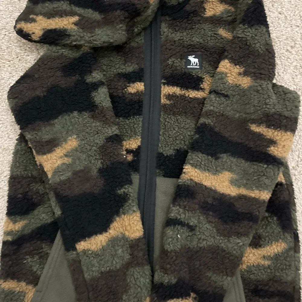 Abercrombie Kids Boys Cozy Camouflage  Fleece Zip Front Hooded Jacket - Picture 3 of 7